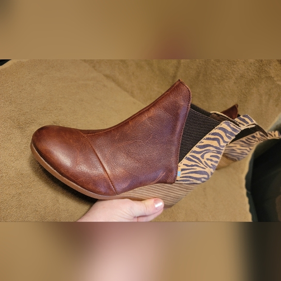 TOMS Kelsey Wedge Bootie SZ 7 Brown/Zebra Stripe Leather Round‎ Toe Pull On - Picture 11 of 11